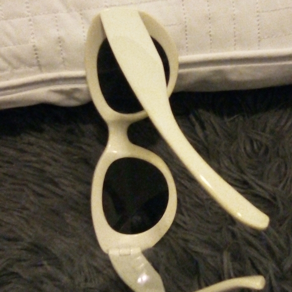 Ladies Peek a boo🌞 Sun Glasses - Picture 3 of 6